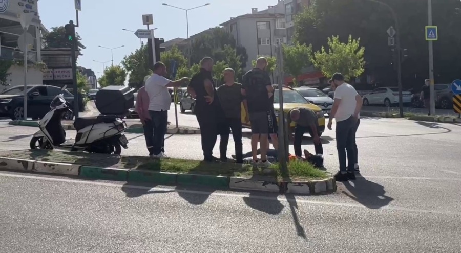 Bursa'da ticari taksi motosiklete çarptı: 1 yaralı