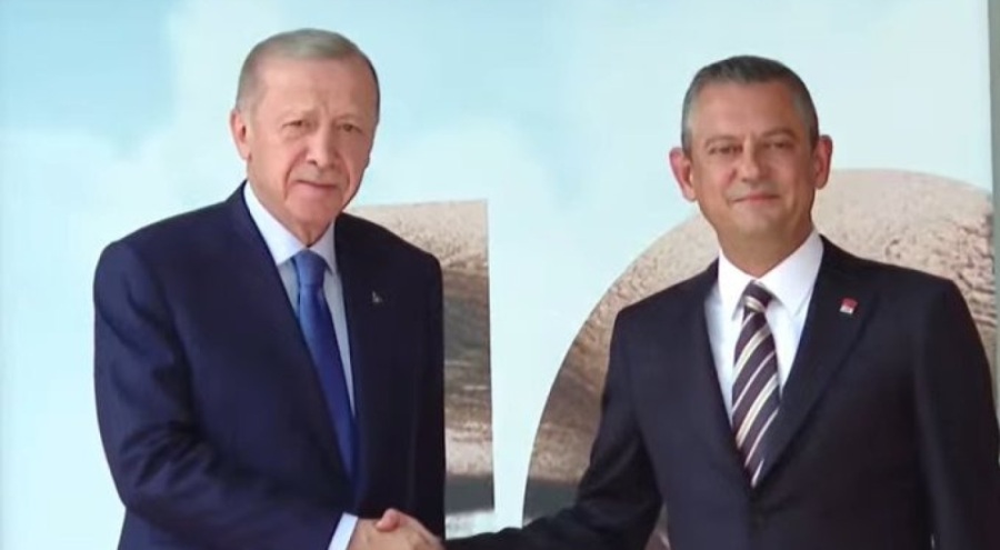 18 yıl sonra tarihi ziyaret...  Cumhurbaşkanı Erdoğan, CHP lideri Özel ile görüştü