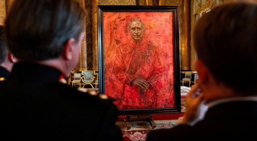 Hayvan hakları aktivistleri, İngiltere Kralı Charles'ın resmi portresine saldırdı