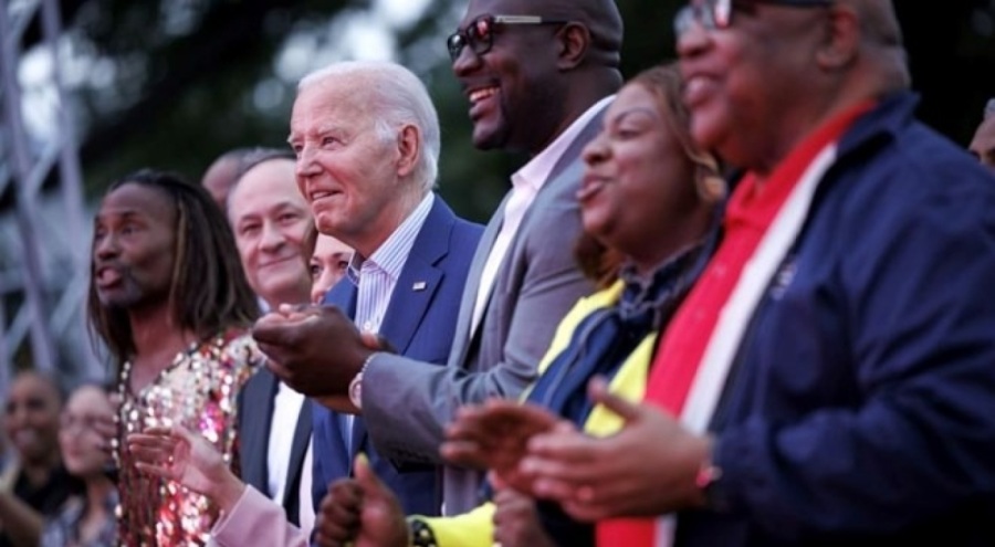 Biden'dan garip hareket: Beyaz Saray'daki etkinlikte dondu kaldı