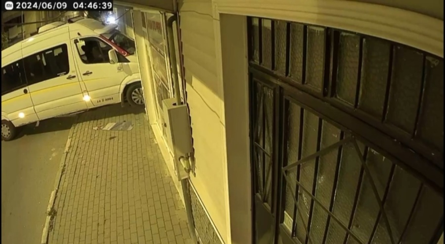 Bursa'da kalp spazmı geçiren şoför dükkana daldı! Kendine gelince yoluna devam etti