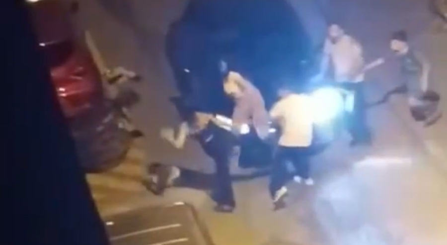 Bursa'da kız arkadaşlarıyla kavga etti! Tekme ve yumruklar havada uçuştu