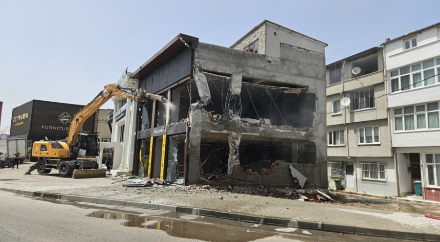 Bursa Osmangazi'de kaçak iş yeri yıkıldı