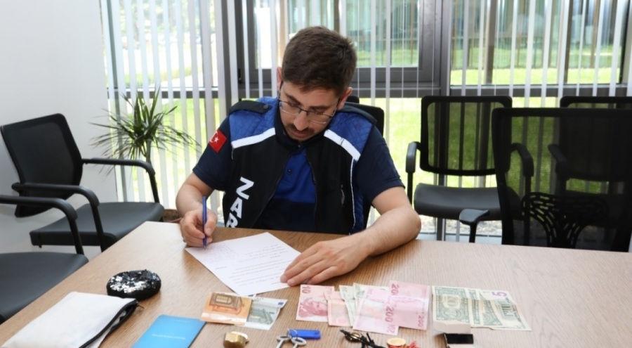 Bursa'da altın ve para dolu çantayı sahibine teslim etti