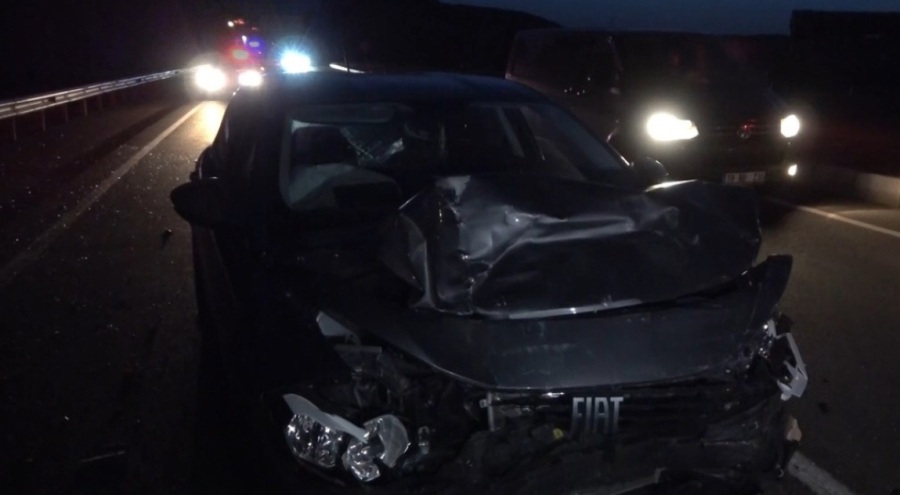 Kırmızı ışıkta bekleyen araca çarptı: 4 yaralı