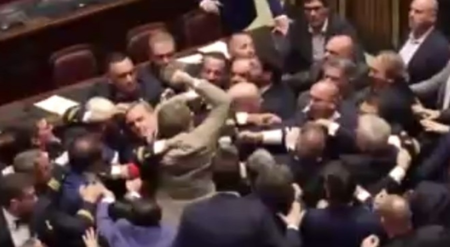 İtalya parlamentosunda yumruklar havada uçuştu