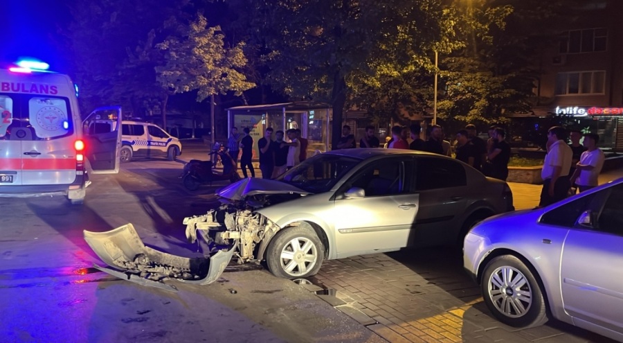 Bursa'da kontrolden çıkan otomobil direğe çarptı