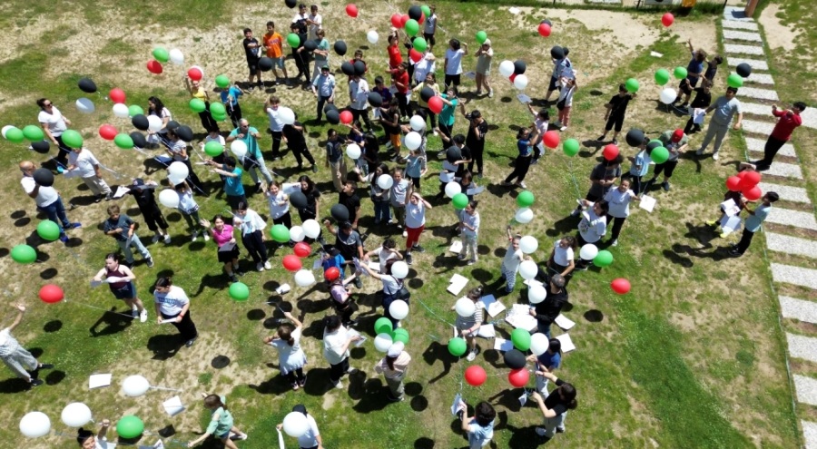 Bursa'da öğrenciler balonlarını Filistinli çocuklar için uçurdu