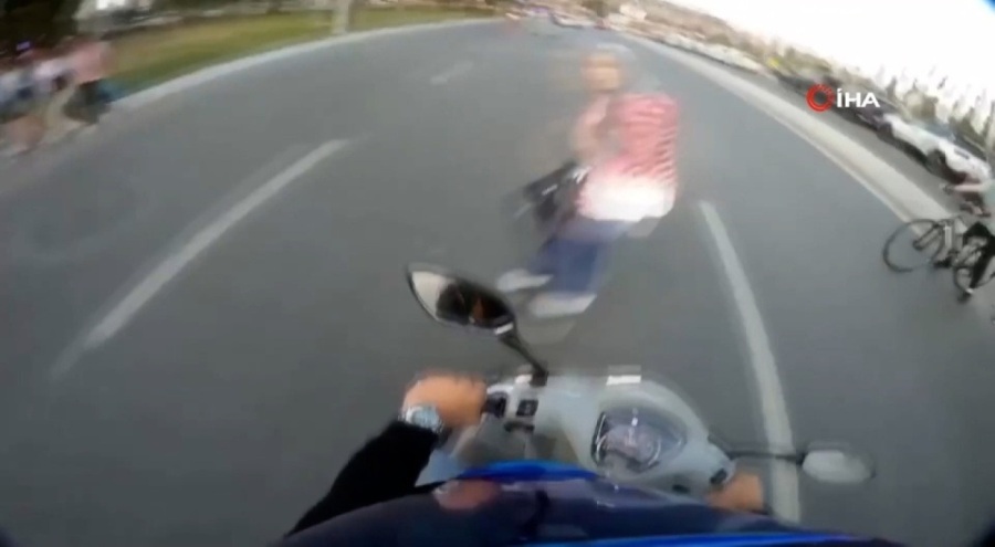 İstanbul'da kırmızı ışıkta geçen yayaya motosikletin çarpma anı kamerada
