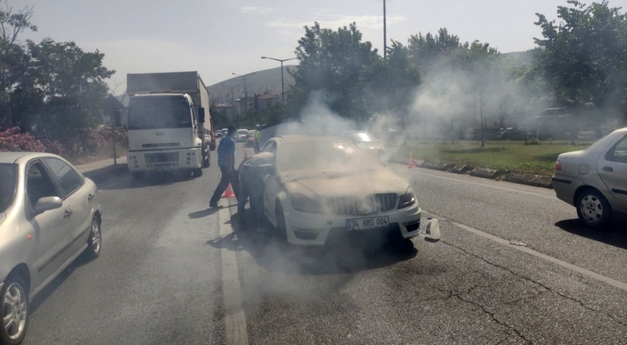 Bursa'da lüks araç  alev alev yandı