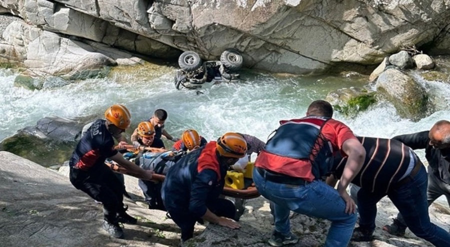 Rize'de aracıyla dereye düşen sürücü yaralandı