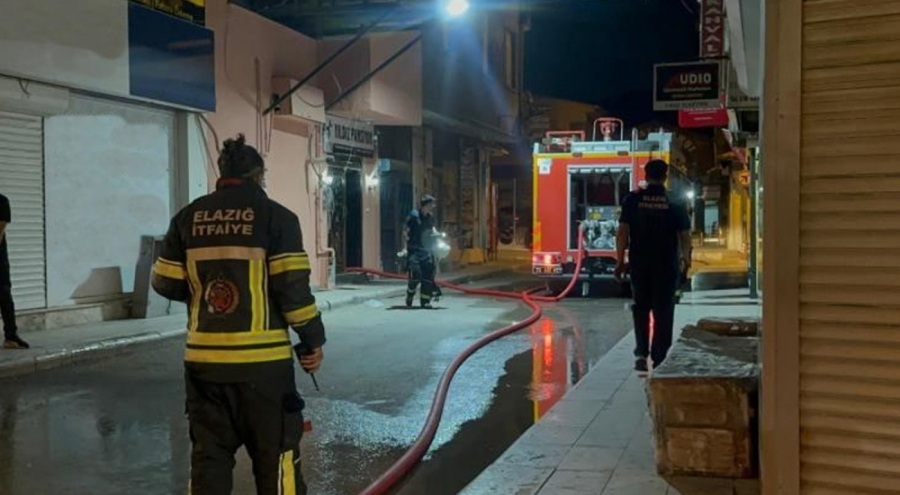 Pansiyon yangını! 2 itfaiye personeli dumandan etkilendi