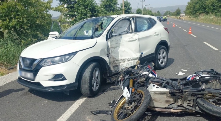 Otomobille çarpışan motosikletin sürücüsü öldü