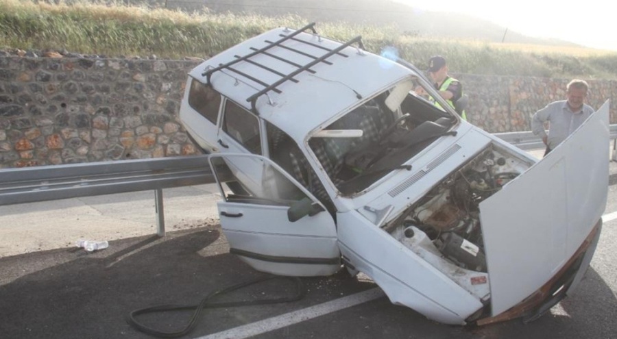 Otomobil bariyerlerde asılı kaldı: 3 yaralı
