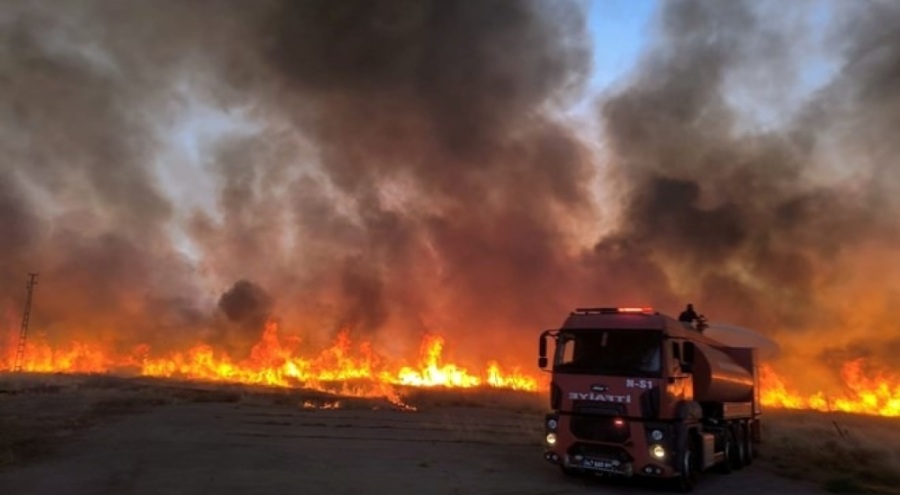 Mardin'de petrol kuyusu çevresinde ot yangını çıktı