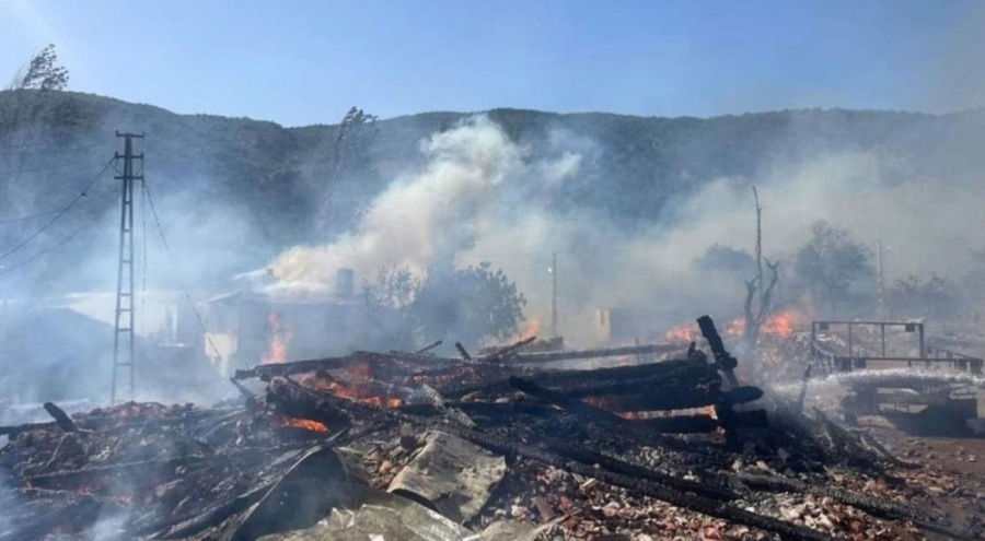 Kastamonu'da köyde çıkan yangında 12 ev kül oldu