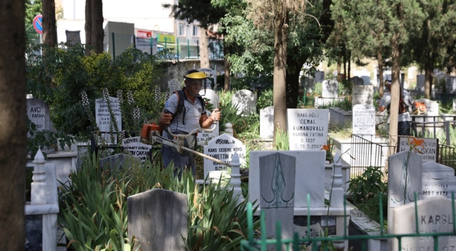 Bursa Büyükşehir ekipleri, 17 ilçedeki mezarlıkları bayrama hazırladı