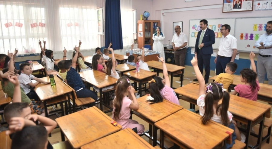 Yenişehir Belediye Başkanı Özel, karne sevincine ortak oldu
