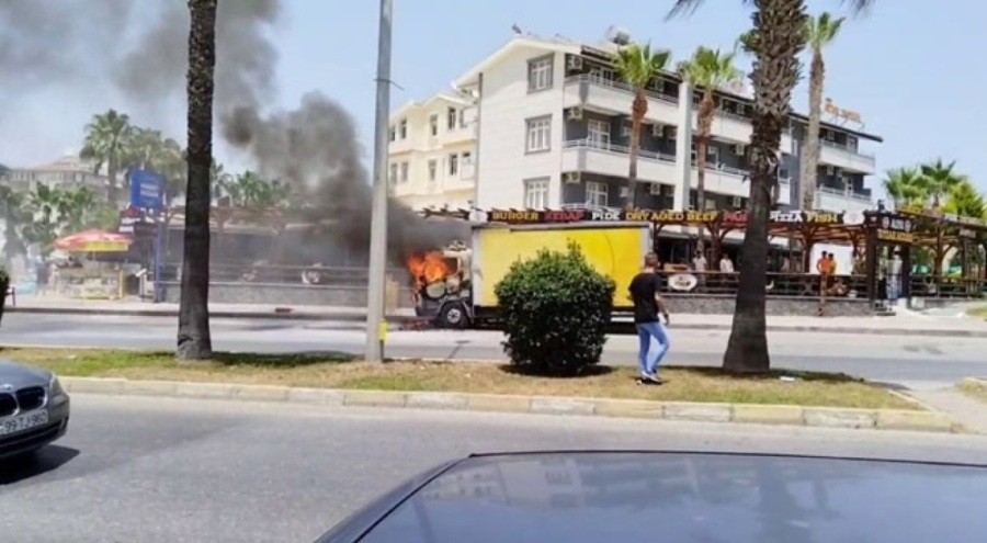 Seyir halinde alev alan kamyonet küle döndü