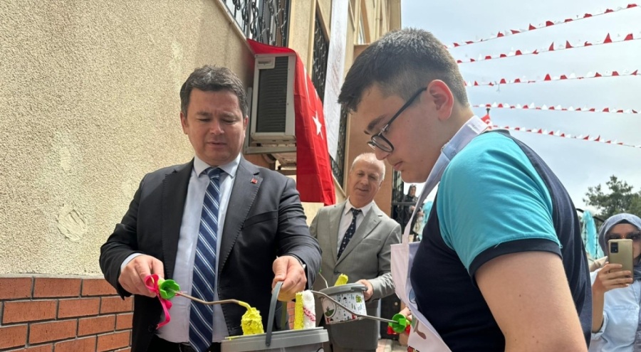 Osmangazi Belediye Başkanı Erkan Aydın, öğrenciler ile birlikte okul boyadı
