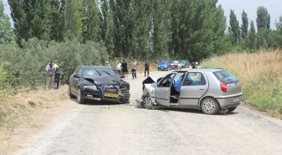 İki otomobilin çarpıştığı kazada evli çift öldü