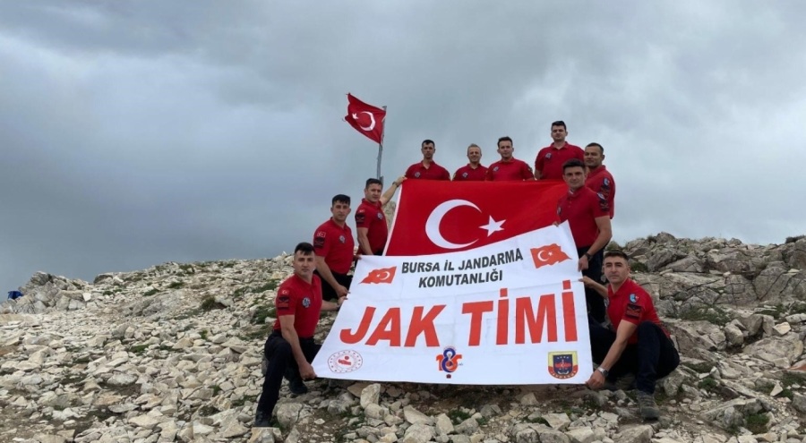 Komandolar 185. yılda Türk bayrağını Uludağ'ın zirvesine taşıdı
