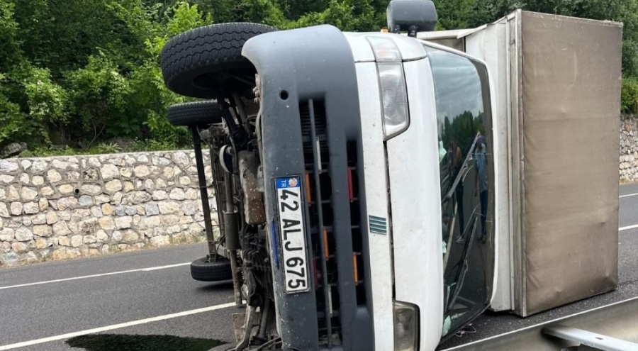 Bursa'da kamyonet devrildi! Yaralılar var