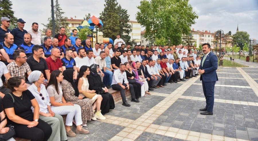 Yenişehir Belediye Başkanı Özel belediye personeliyle bayramlaştı