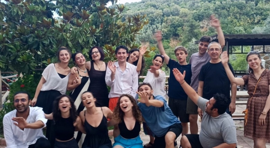 Son oyunlarını sahneleyip mezun oldular