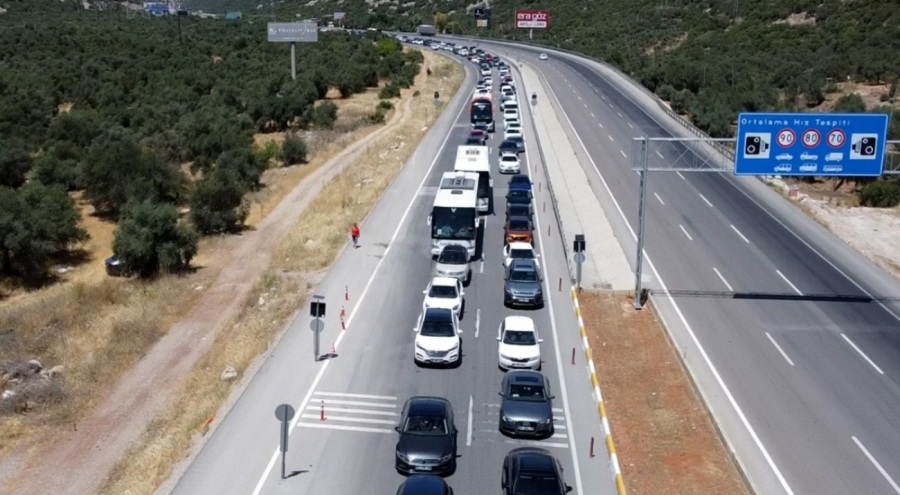 Antalya girişinde 5 kilometrelik kuyruk!