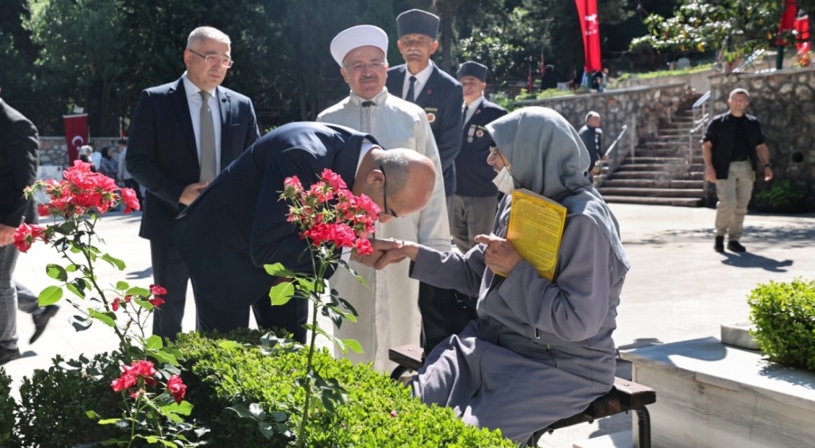 Bursa Valisi Mahmut Demirtaş'tan şehitliklerde hüzünlü bayramlaşma