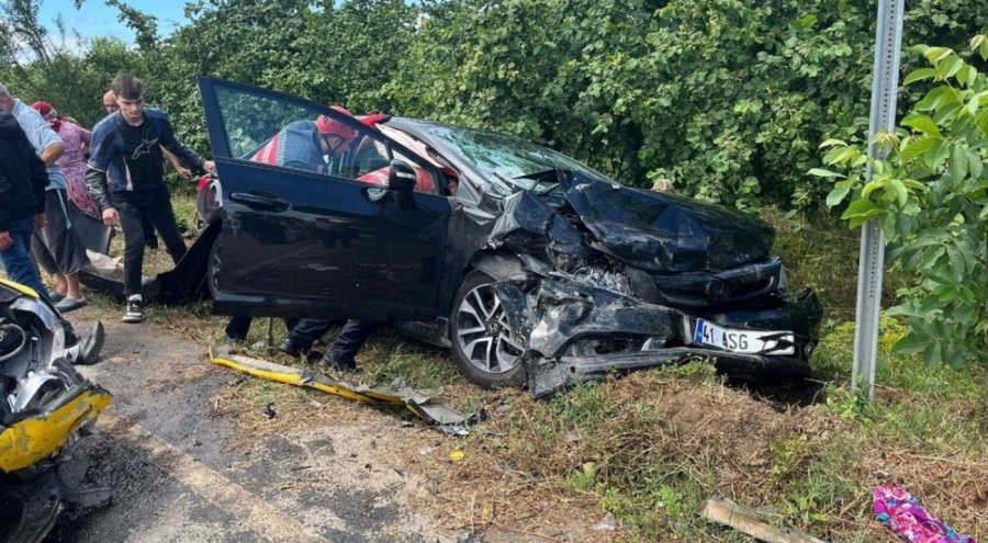 Kafa kafaya çarpışan otomobillerde 8 kişi yaralandı