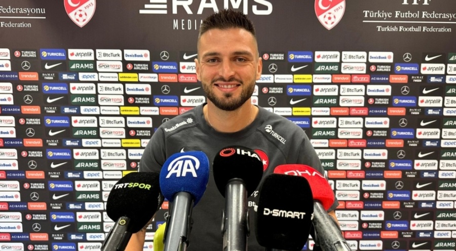 Milli futbolcu Okay Yokuşlu: Baktım yerde oturmuş yedi sekiz kişi muhabbet ediyor