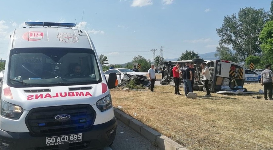 Otomobil ile minibüs çarpıştı