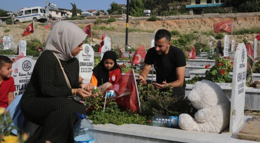 Acılar hala taze! Deprem mezarlığında buruk bayram arefesi.