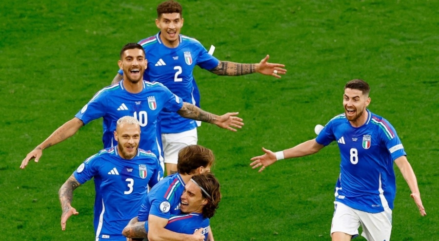 İtalya, Arnavutluk'u yendi