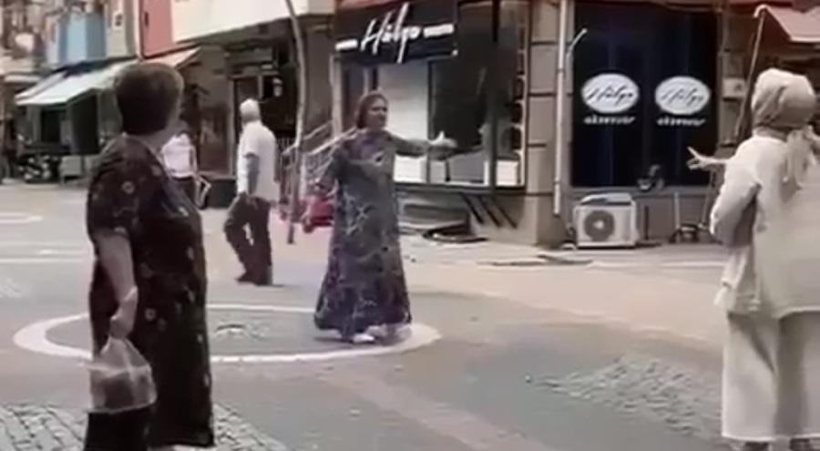 Boşandığı eşinin kaçtığını düşünen kadın dükkanı taşladı