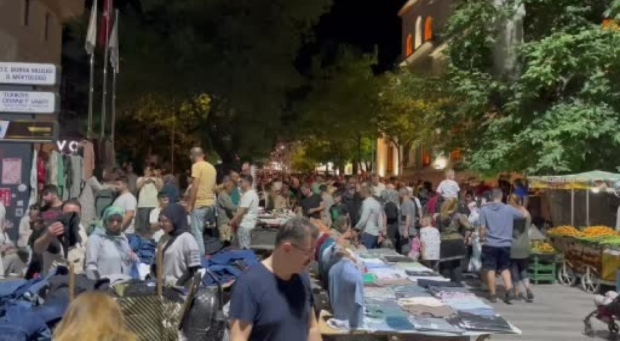Bursa'da dün gece alışverişe çıkanlar meydanları taşırdı