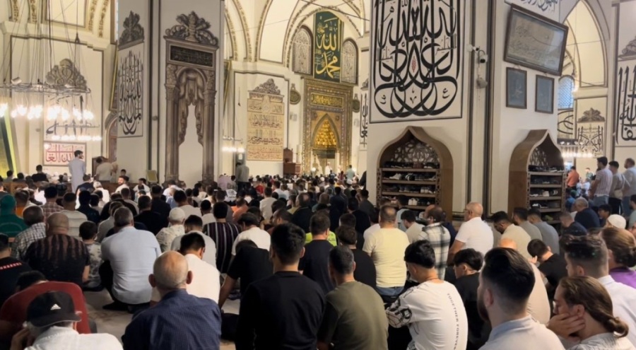 Bursalılar bayram namazı için Ulu Cami'ye akın etti