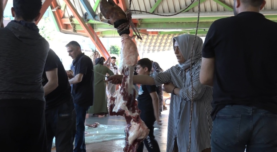 Bursa'da kadın kasaplar kurbanlık kesiminde yerini aldı