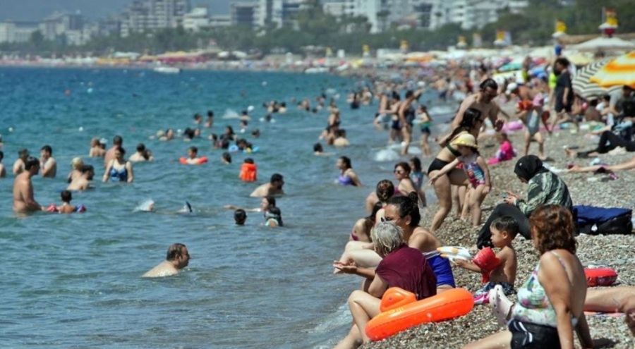 Antalya'da sahillerdeki yoğunluk iki kat arttı