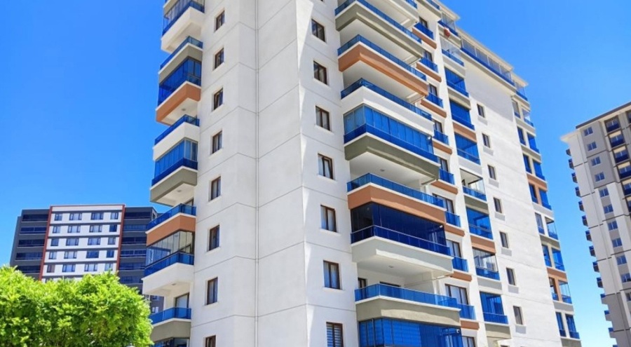 Camı silerken 7'nci kattan düşen kadın hayatını kaybetti