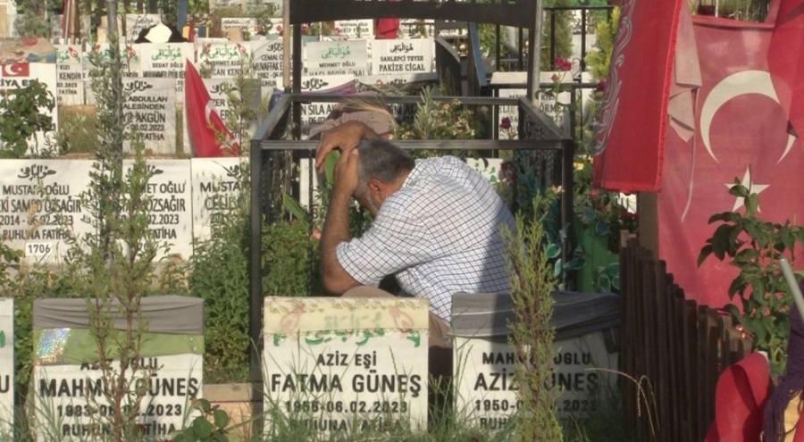 Adıyamanlı depremzedeler mezarlıklara akın etti