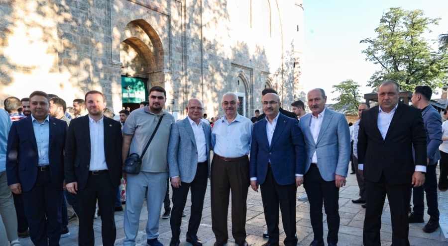 Bursa Valisi Demirtaş Ulu Cami'de vatandaşlarla bayramlaştı