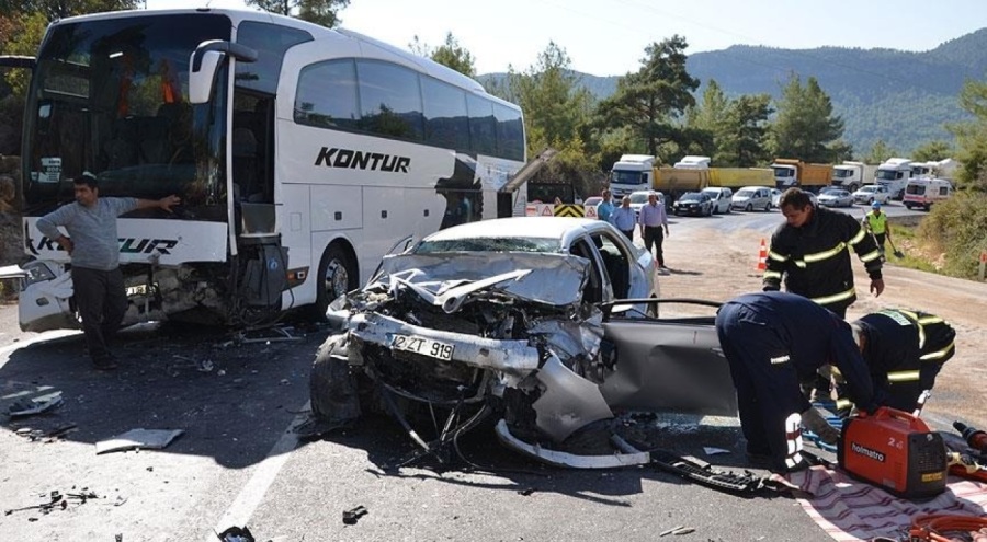Yolcu otobüsü ile otomobil çarpıştı