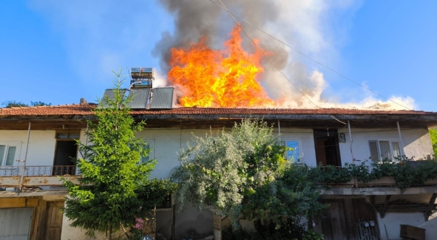 Sakarya'da yangın: İki ev ve bir depo kullanılamaz hale geldi