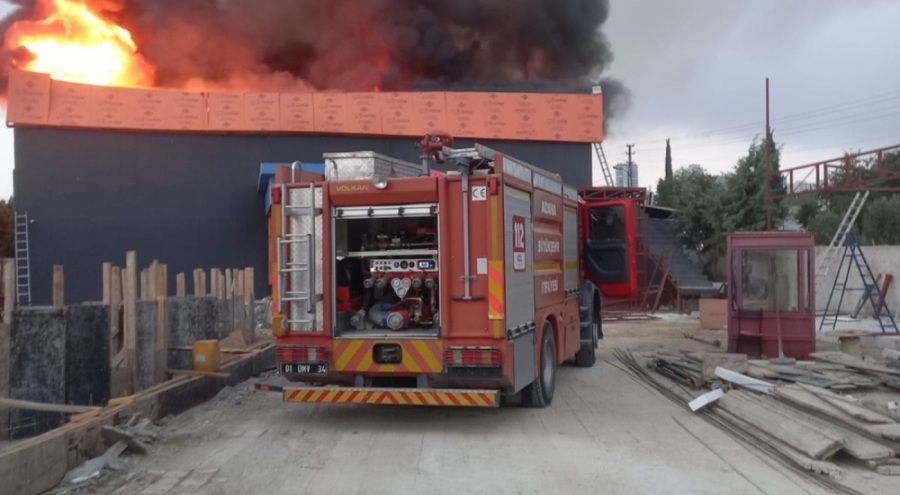 Adana'da bir restoranda yangın çıktı