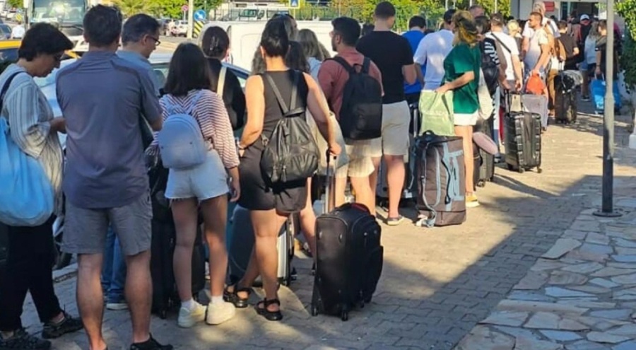 Rodos polisinden 'kapıda vize' ambargosu! Yolcular Marmaris'te kaldı