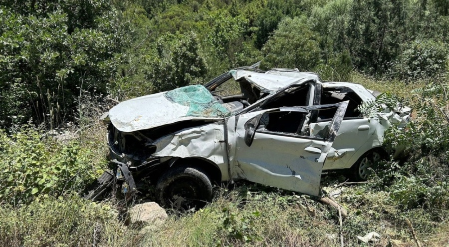 Balıkesir'de şarampole devrilen otomobildeki 2 kişi hayatını kaybetti