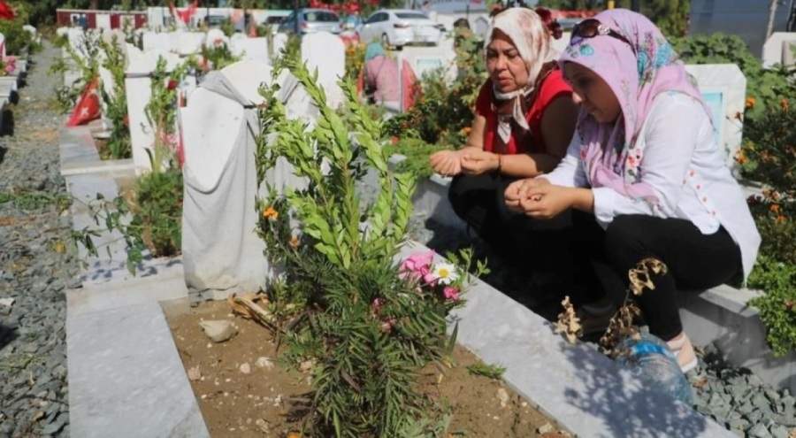 Deprem mezarlığında buruk bayram: "Bize bayram yok, adı bayram..."